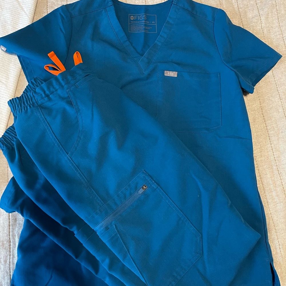 Figs alps blue scrub set